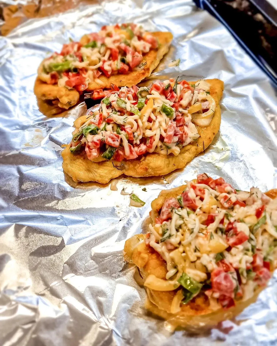 Vištienos kepsniukai pataluose su paprikomis ir mocarela