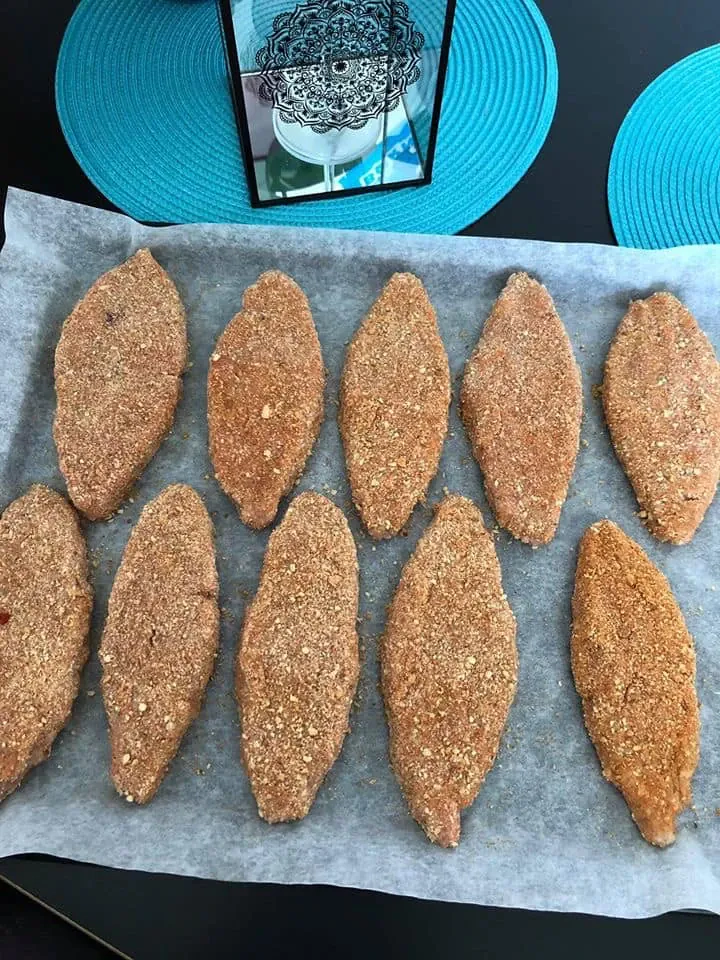 Faršo šnicelis orkaitėje su prieskoniuotais džiūvėsėliais (arba mokyklinis maltinukas)