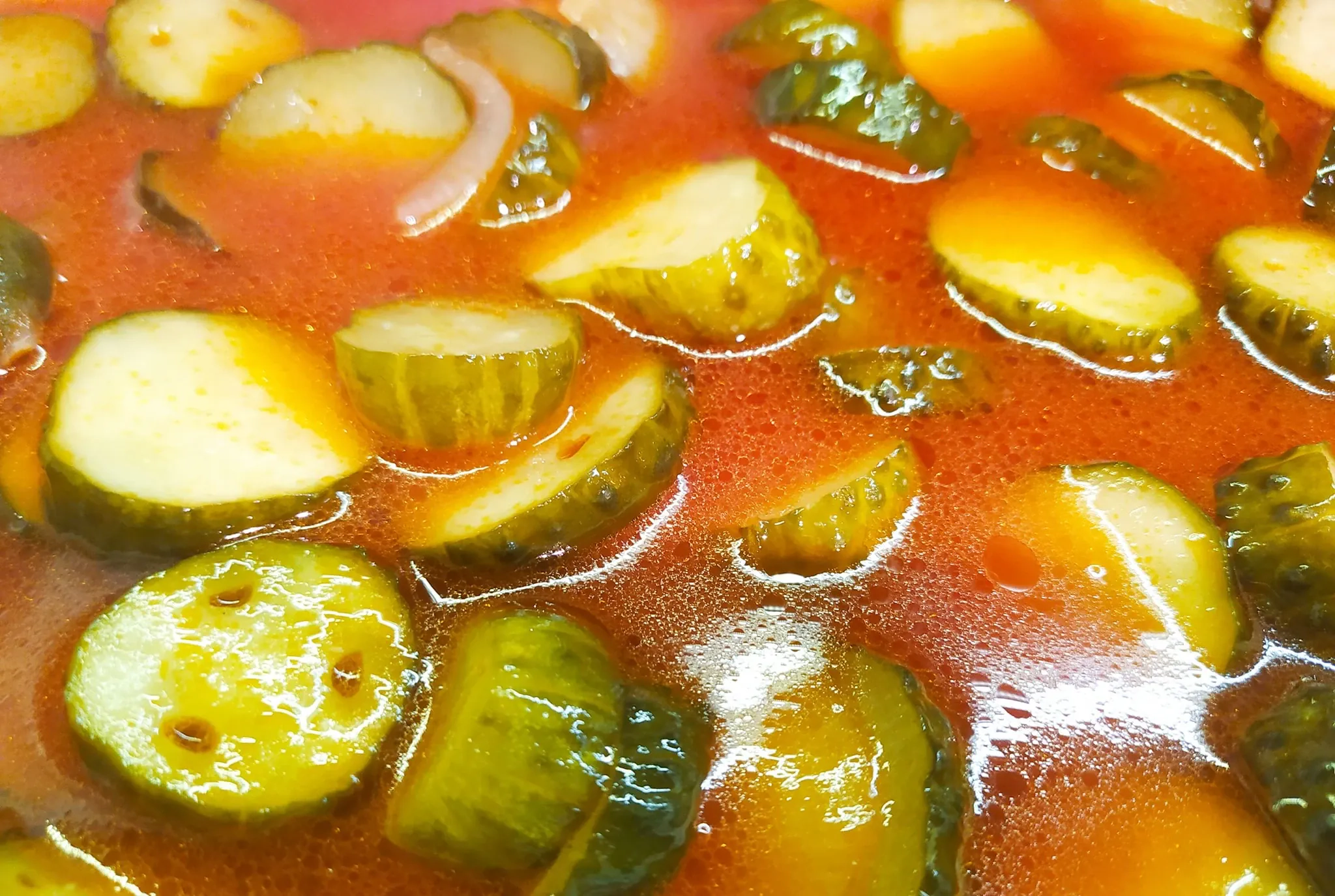 Agurkai su svogūnais pomidorų padaže - puikus konservavimo receptas žiemai