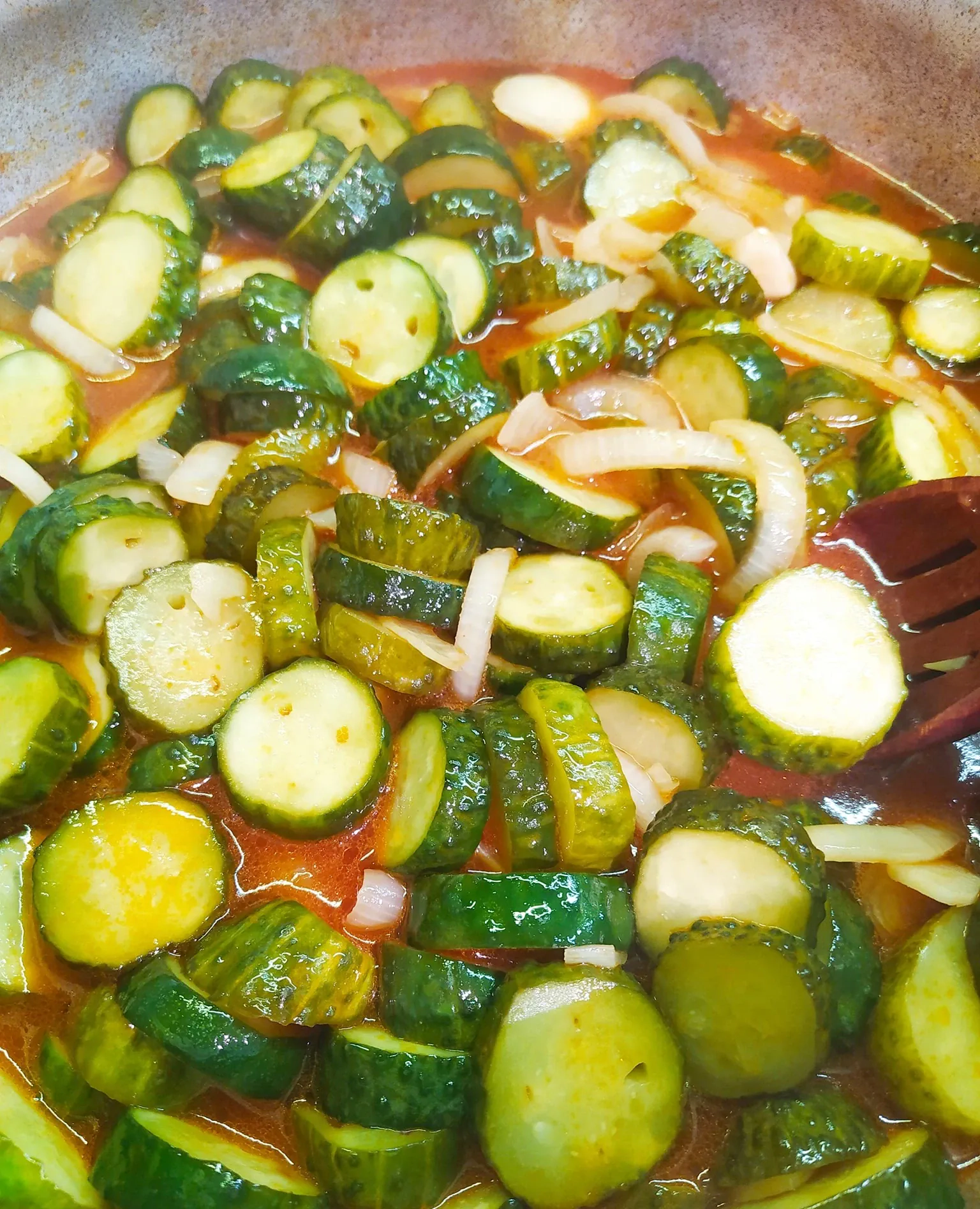 Agurkai su svogūnais pomidorų padaže - puikus konservavimo receptas žiemai