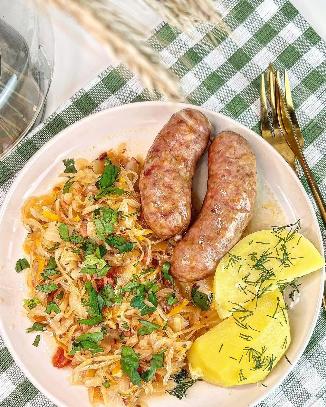 Troškinti rauginti kopūstai su šviežiomis dešrelėmis