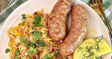 Troškinti rauginti kopūstai su šviežiomis dešrelėmis