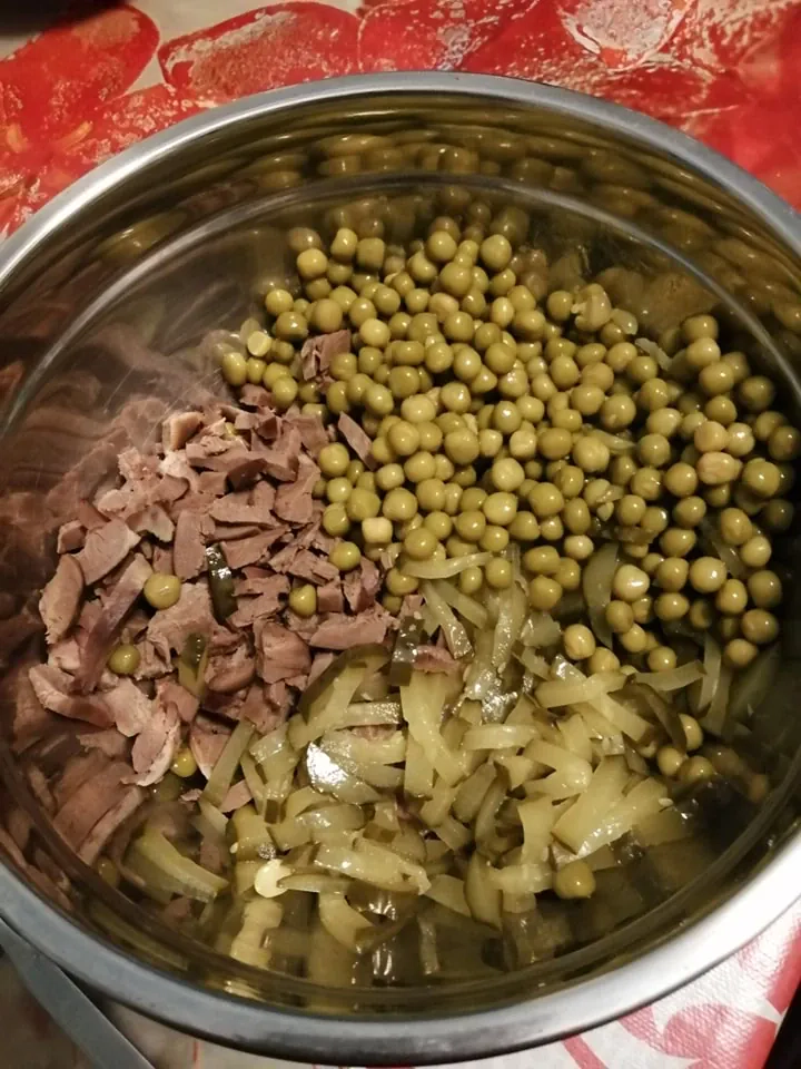 Kiaulienos širdžių ir liežuvio mišrainė su marinuotais agurkais ir žirneliais