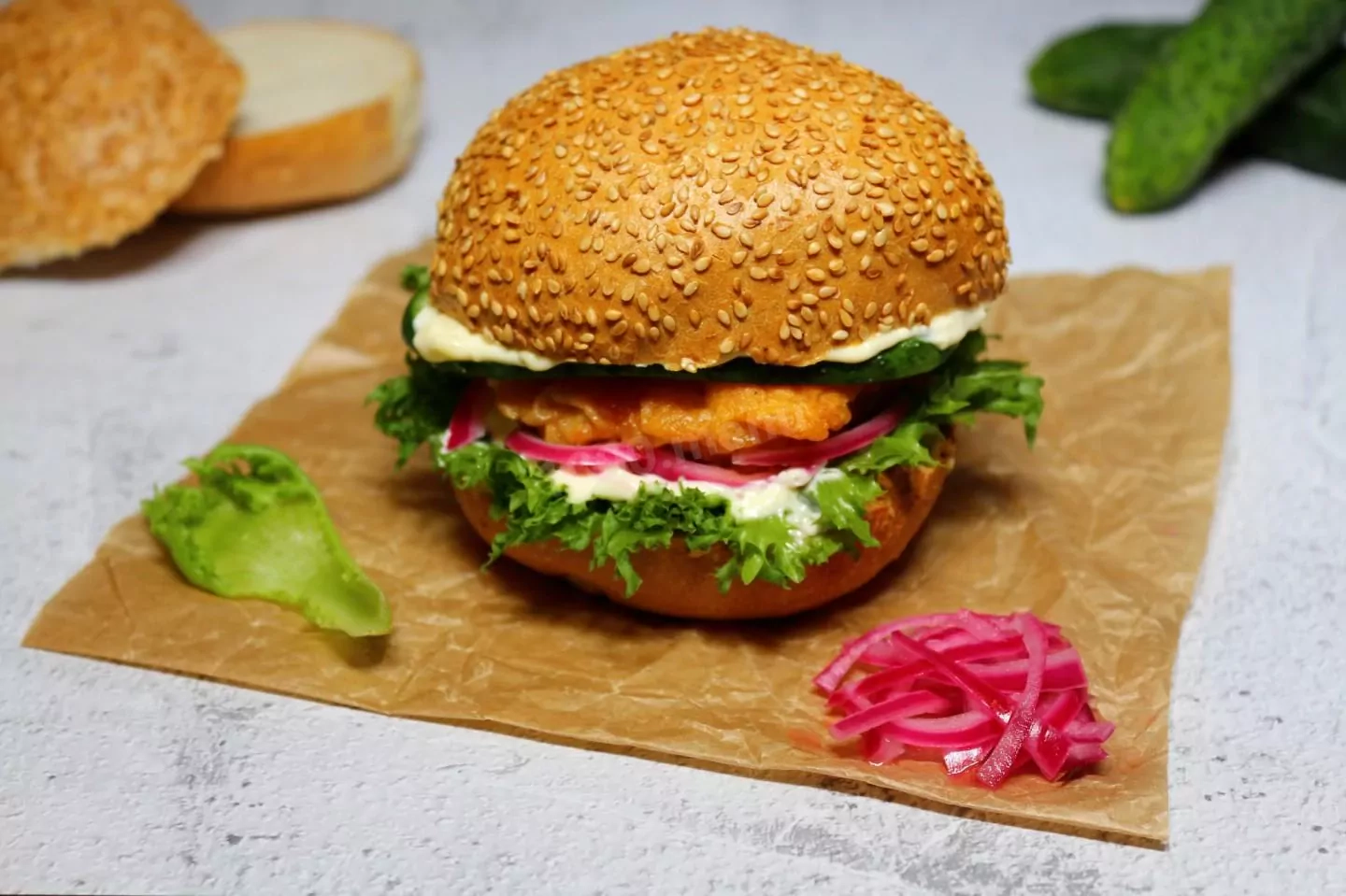 Domowy hamburger z pikantnym chrupiącym kurczakiem