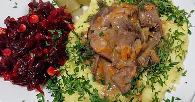 Kiaulių kepenėlės grietinėlės padaže su bulvių koše ir burokėlių mišraine