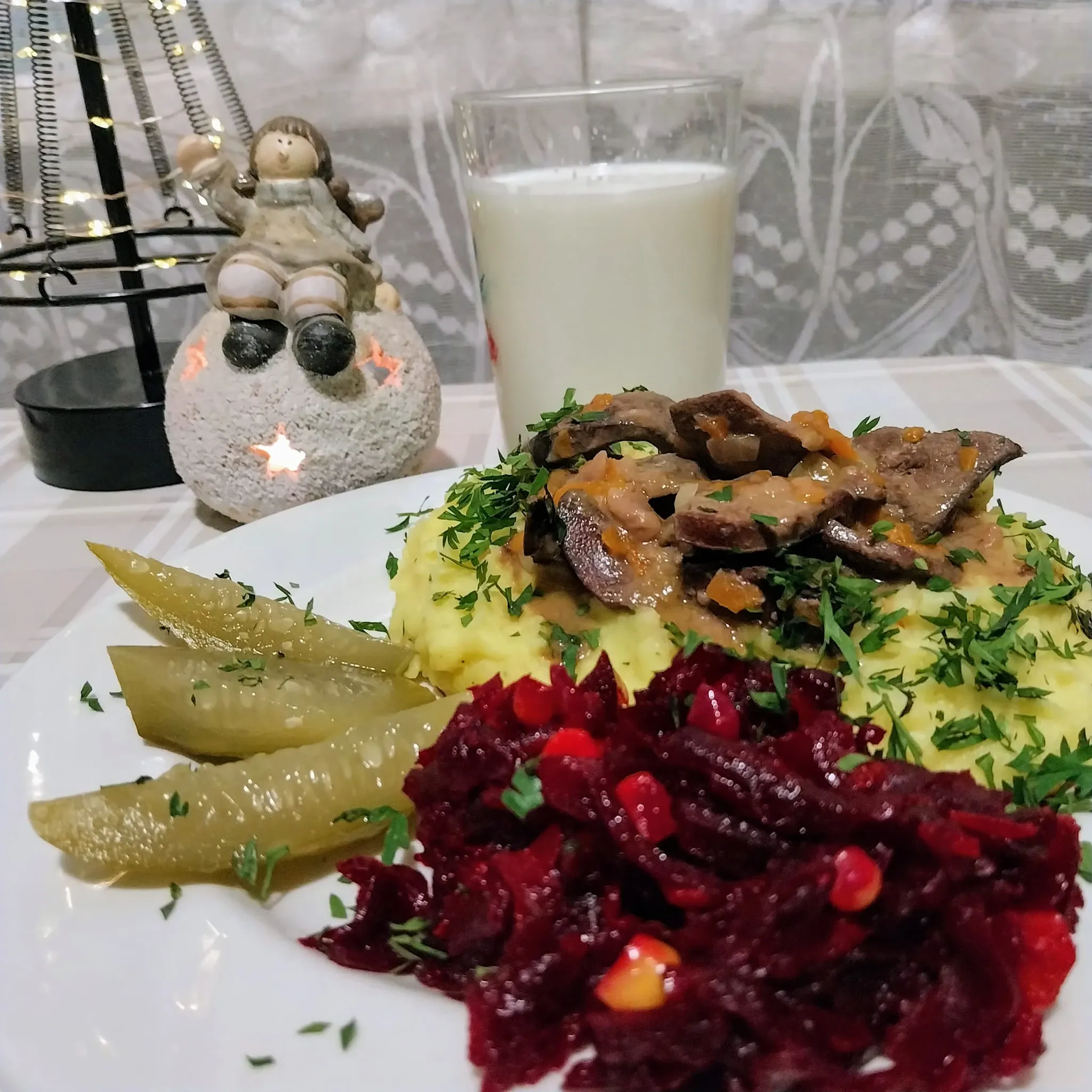 Kiaulių kepenėlės grietinėlės padaže su bulvių koše ir burokėlių mišraine