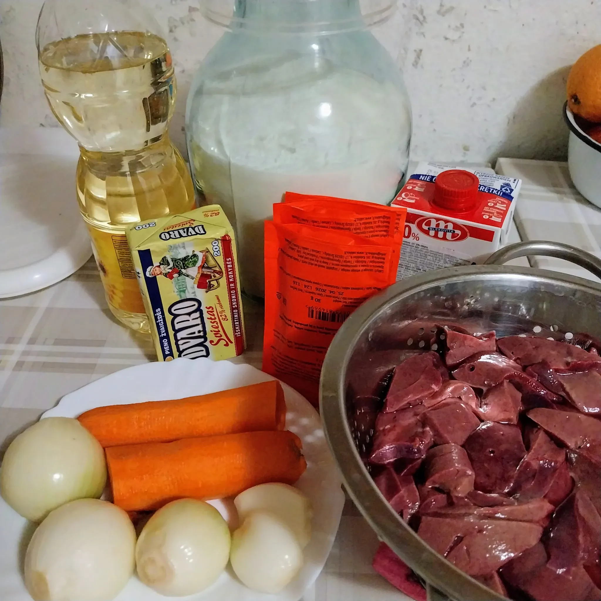 Kiaulių kepenėlės grietinėlės padaže su bulvių koše ir burokėlių mišraine