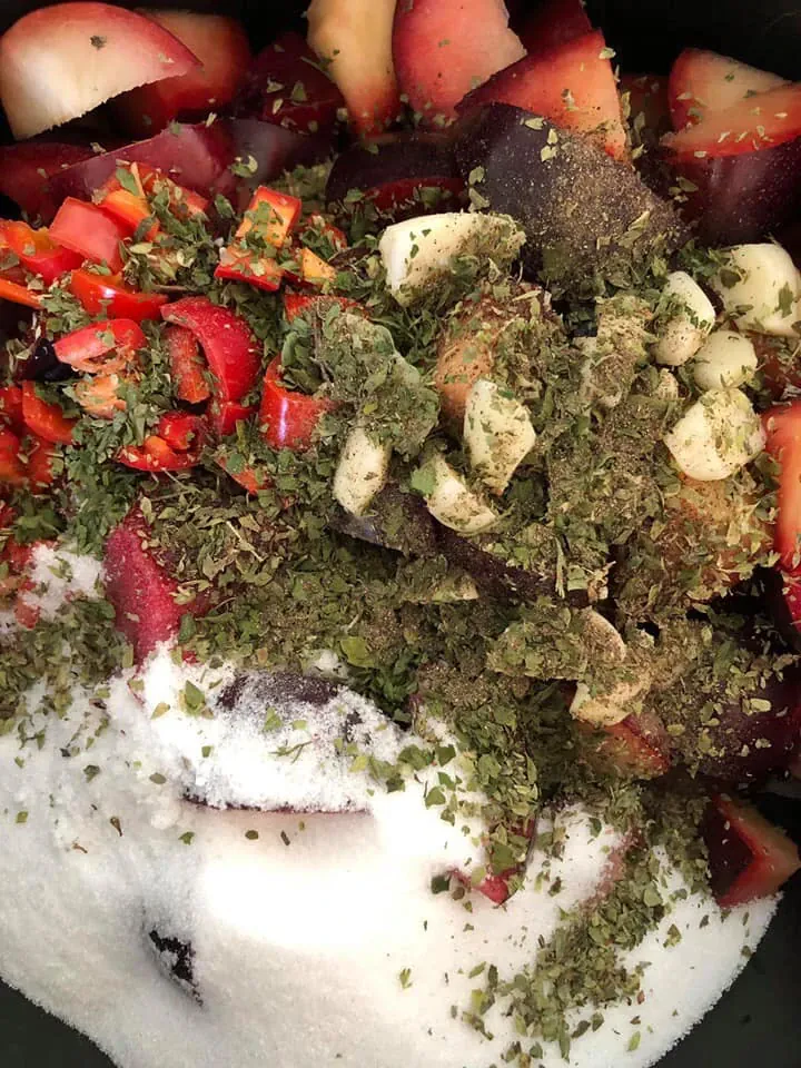 Aštrus slyvų padažas su čili pipirais