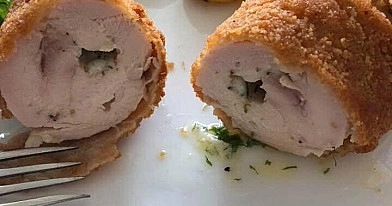 Kijevo kotletai iš vištienos krūtinėlės, su česnakiniu sviestu