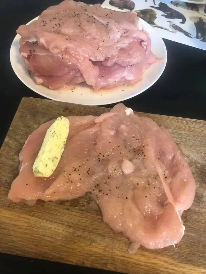 Kijevo kotletai iš vištienos krūtinėlės, su česnakiniu sviestu