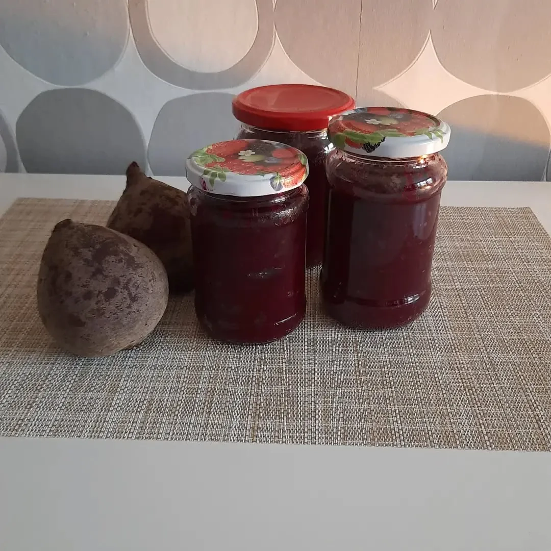 Burokėliai su pomidorų padažu žiemai