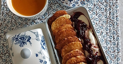 Blynai su obuoliais ir cinamonu (tešla su grietine ir pienu)
