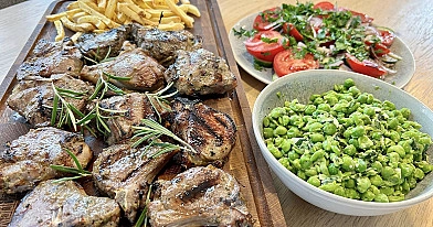 Ėrienos kauliukai su nugarine (lamb chops), kepti grilyje