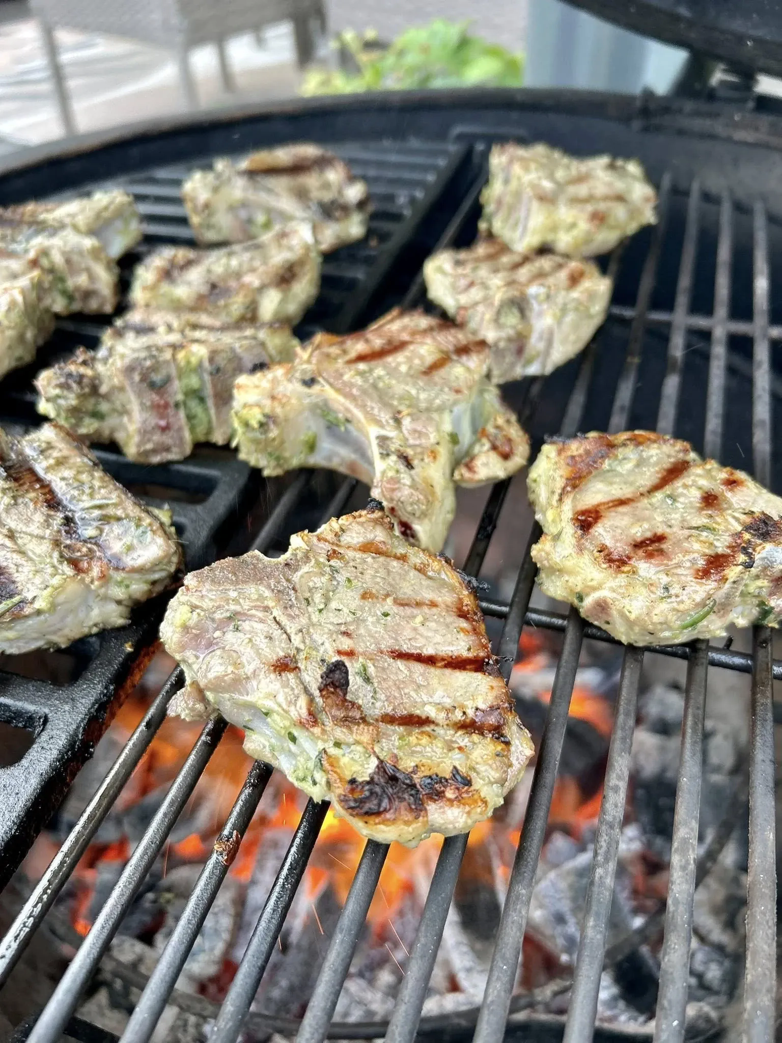 Ėrienos kauliukai su nugarine (lamb chops), kepti grilyje