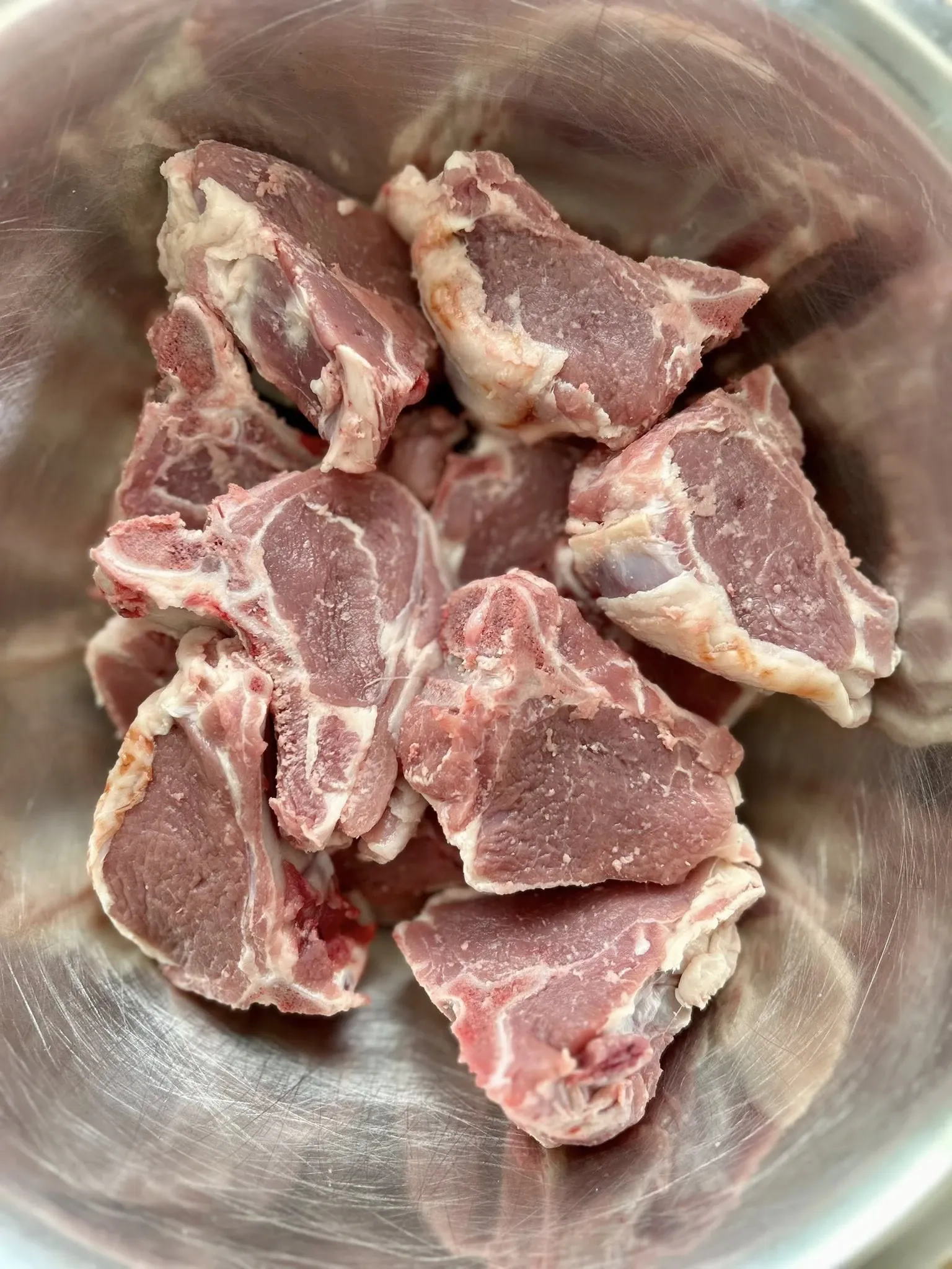 Ėrienos kauliukai su nugarine (lamb chops), kepti grilyje