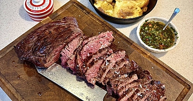 Bavette jautienos kepsnys ant grilio su chimichurri padažu