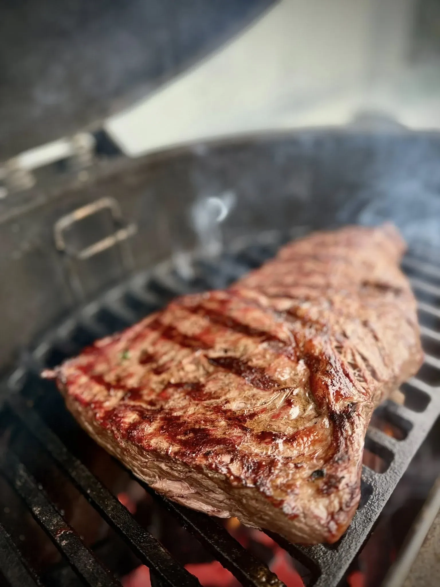 Bavette jautienos kepsnys ant grilio su chimichurri padažu