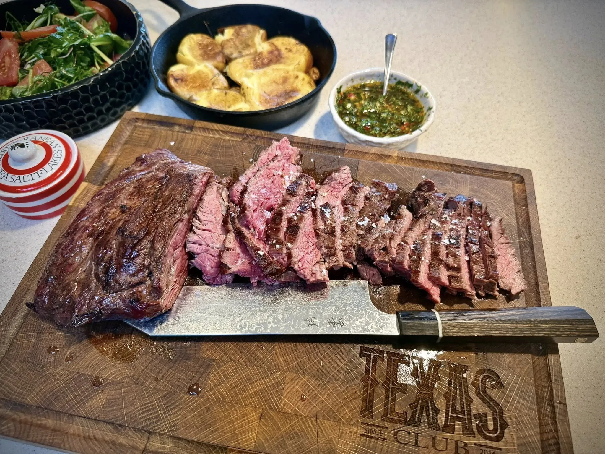 Bavette jautienos kepsnys ant grilio su chimichurri padažu