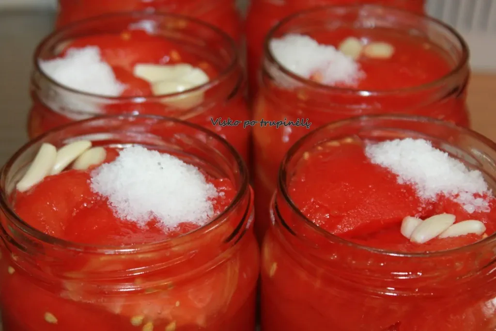 Natūralūs marinuoti pomidorai "sausai" žiemai su druska