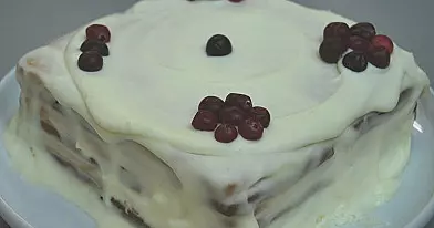 Sausainių tortas su kondensuoto pieno ir grietinėlės pertepimu