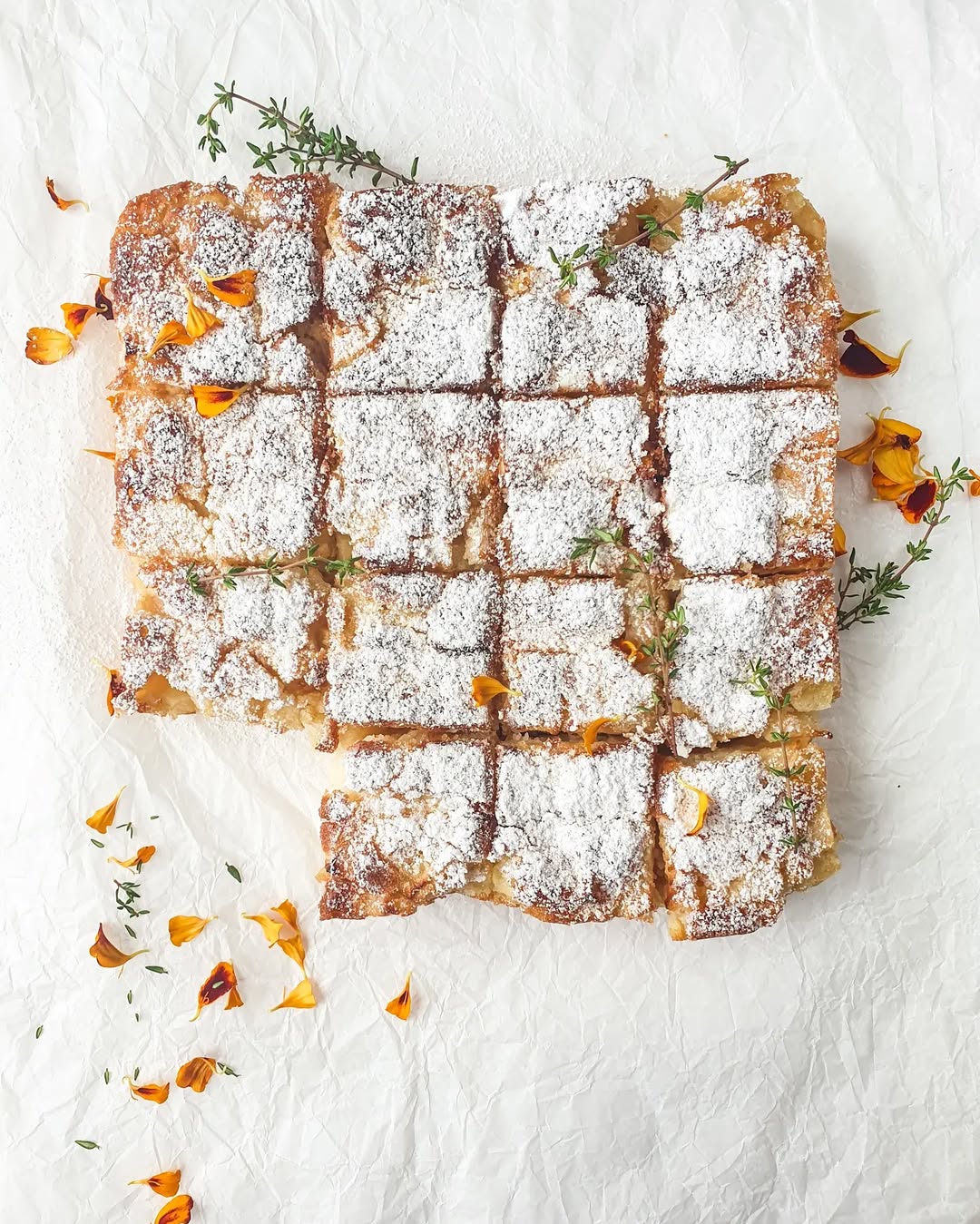 Pigus ir greitas pyragas su uogiene ir grietine, gabalėliai