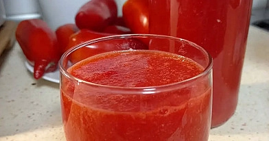 Geriausios pomidorų sultys su druska, be sulčiaspaudės