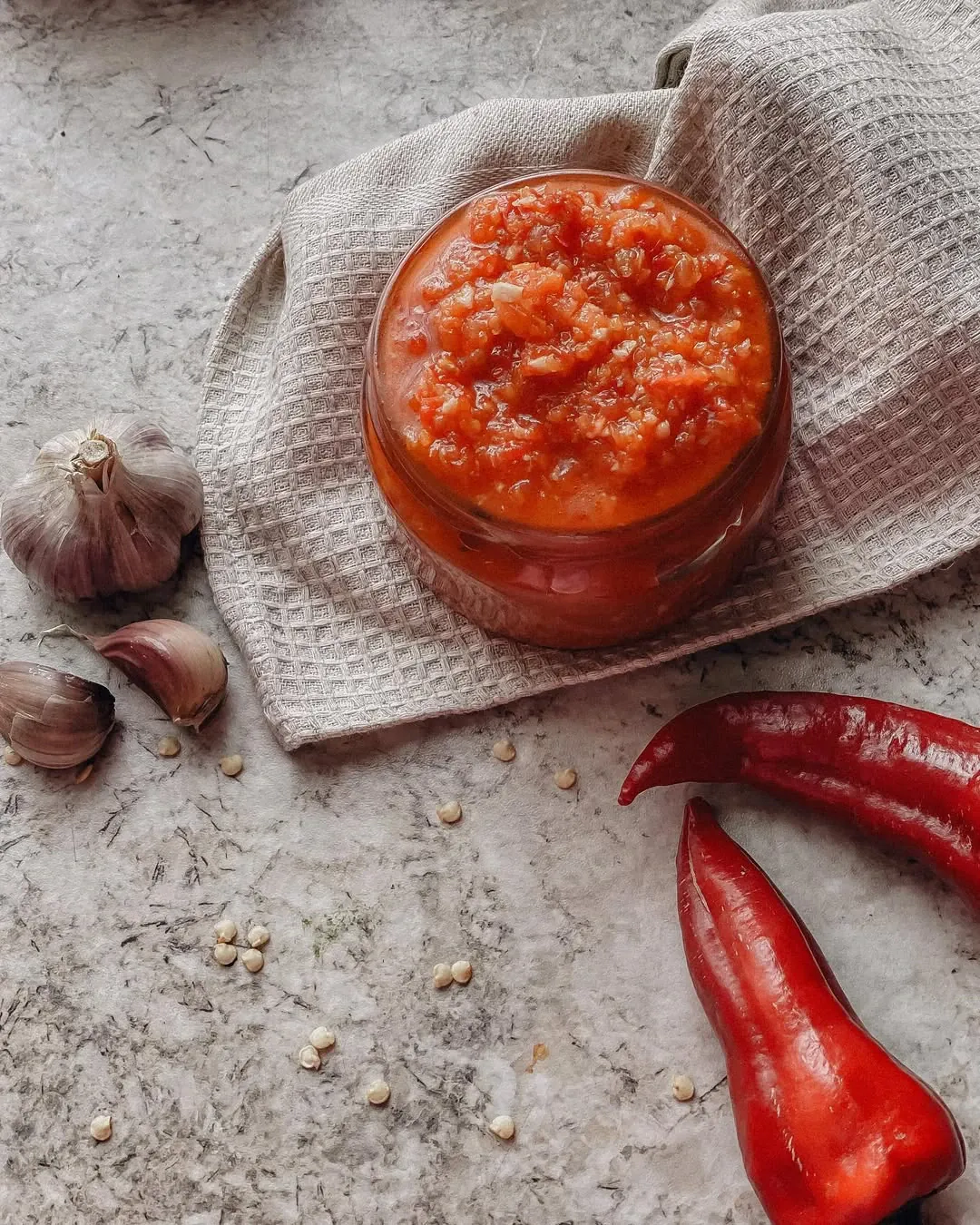 Mano skaniausia naminė čili adžika žiemai (su pomidorais, paprikomis ir morkomis)