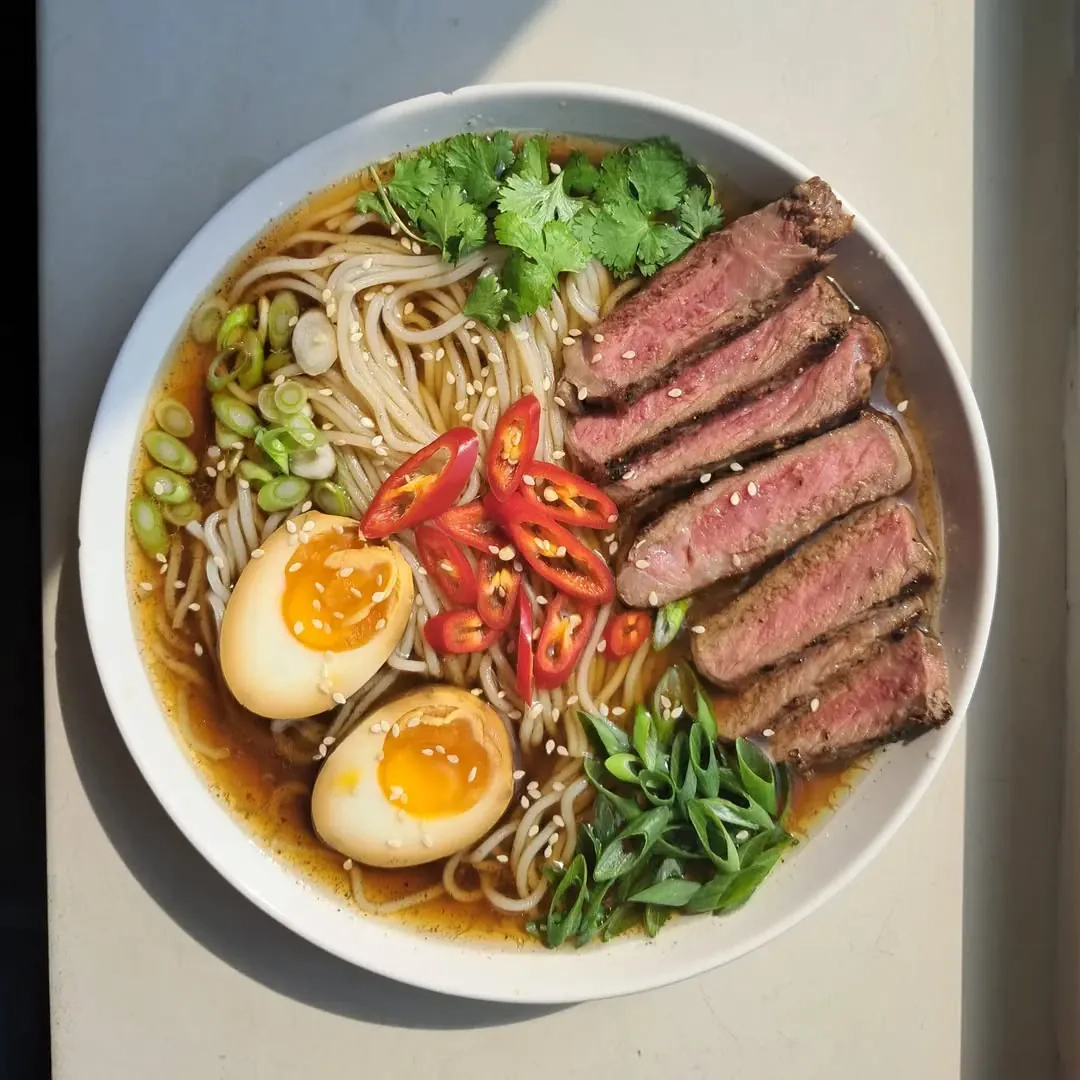 Ramen sriuba su antiena su Noodles makaronais ir virtais kiaušiniais