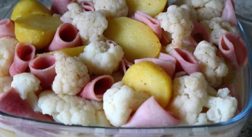 Kalafioro ir bulvių užkepėlė su kumpiu ir sūriu