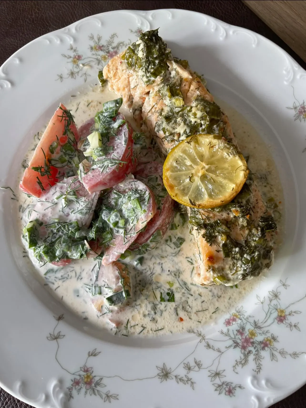 Lašiša orkaitėje grietinėlės padaže su svogūnų laiškais ir krapais