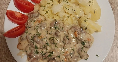 Troškinto vištienos skrandukai grietinėlės padaže su morkomis