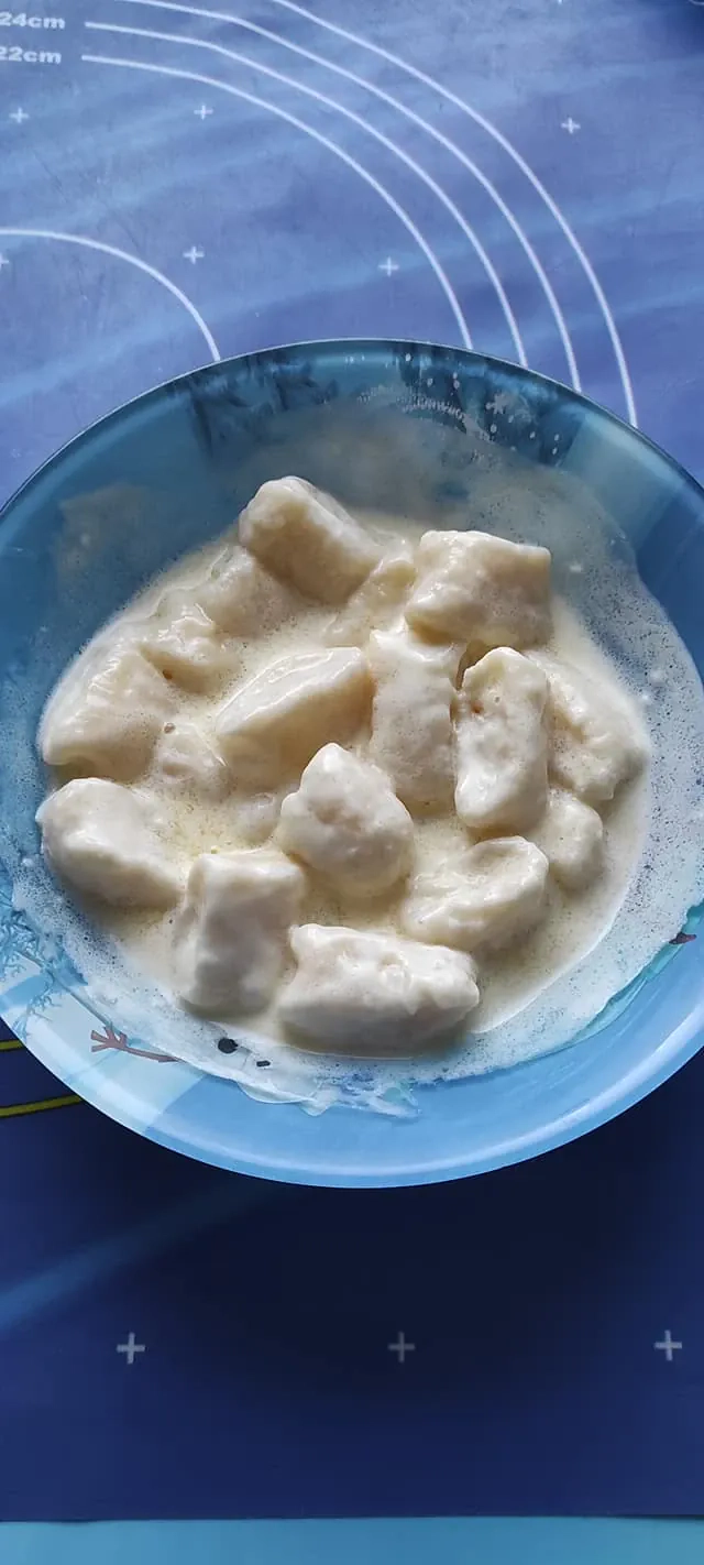 Miltiniai varškėtukai tinginėliai su sviestiniu grietinės padažu