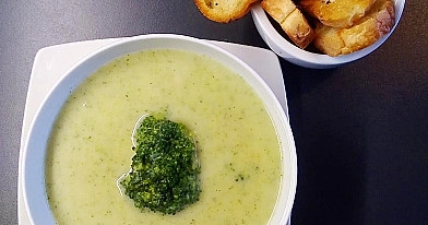 Trinta brokolių sriuba su kokosų pienu