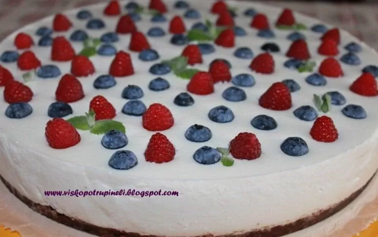 Nekeptas kreminės varškės tortas su kokoso pienu ir sausainių pagrindu