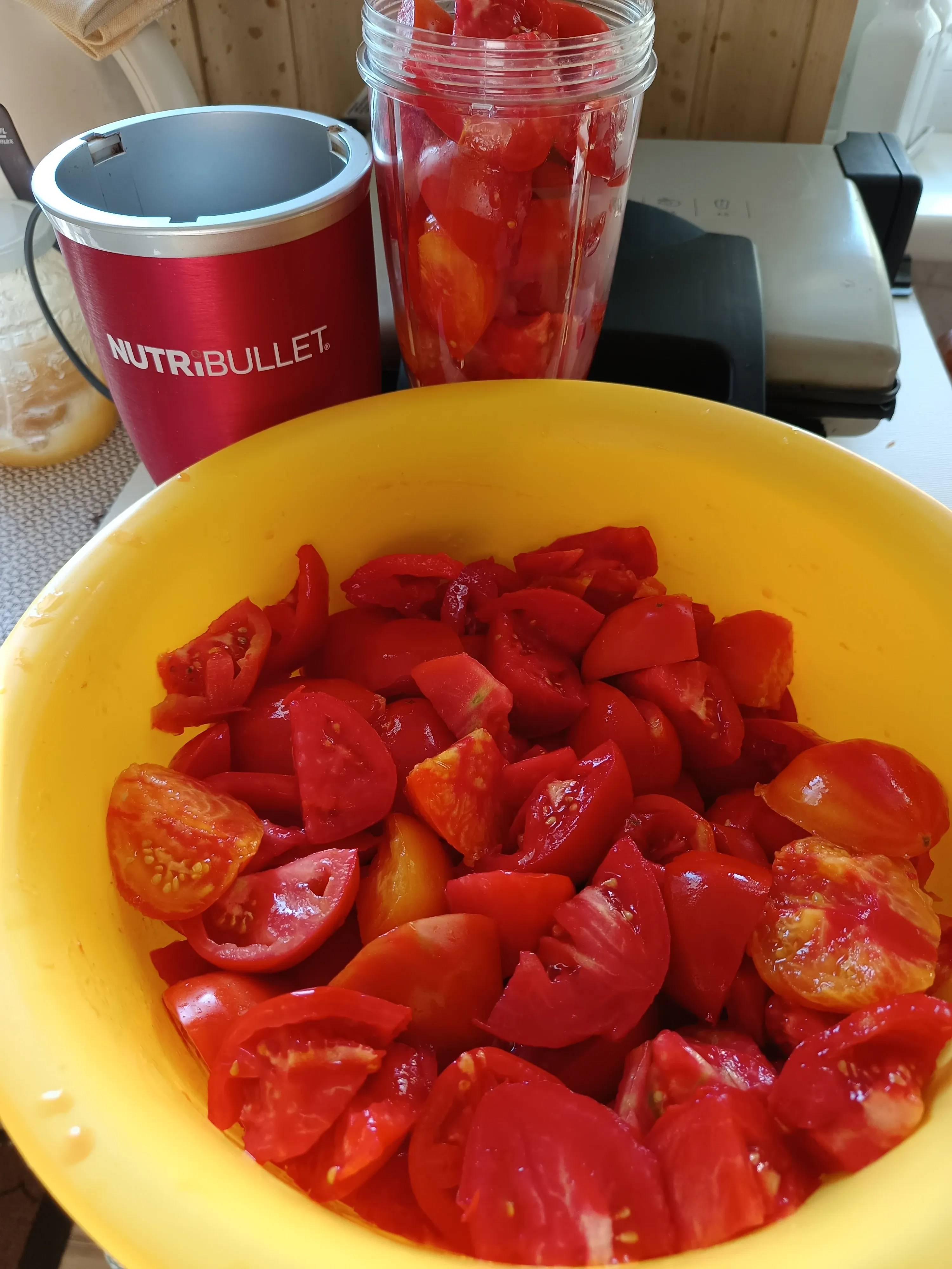 Skaniausia pomidorų mišrainė žiemai su česnakais