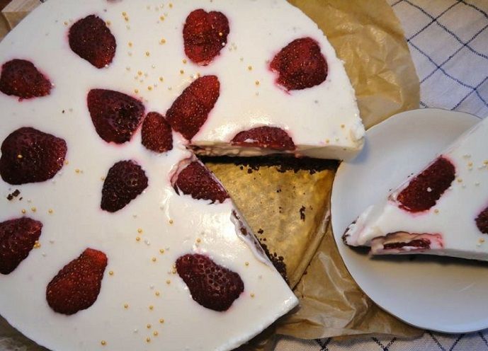 Nekeptas kokosinis varškės tortas