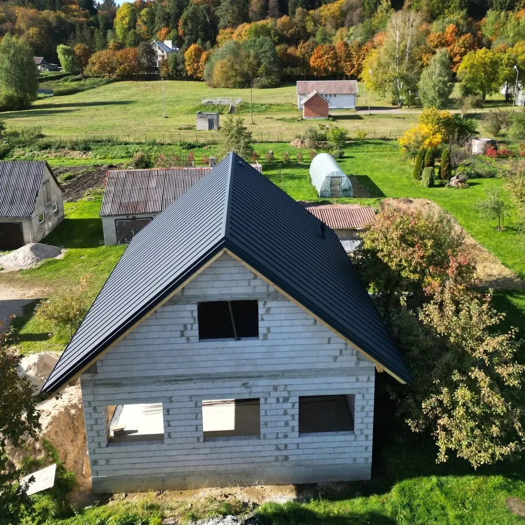 Kaip parenkami skardiniai stogai? Išsamus vadovas namų savininkams