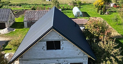 Kaip parenkami skardiniai stogai? Išsamus vadovas namų savininkams