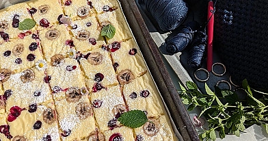Vienos skardos varškėtukai su bananais ir uogomis