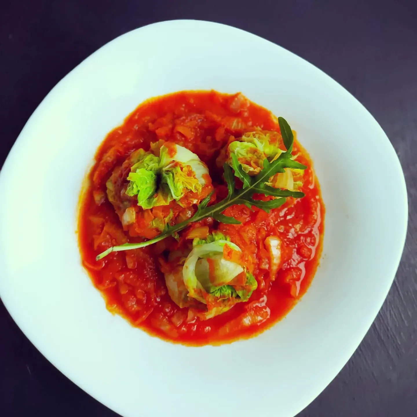 Pekino salotų "krepšeliai" su faršu ir ryžiais