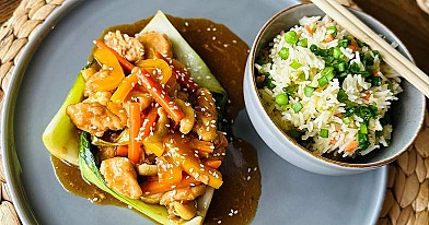 Azijietiška Teriyaki vištiena su daržovėmis, anakardžiais ir ryžiais