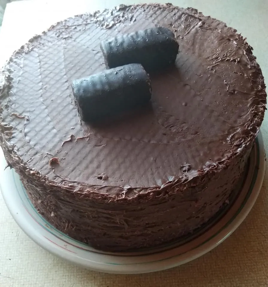 Vaflinis tortas su braškių uogiene ir šokoladiniu kremu