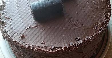 Vaflinis tortas su braškių uogiene ir šokoladiniu kremu
