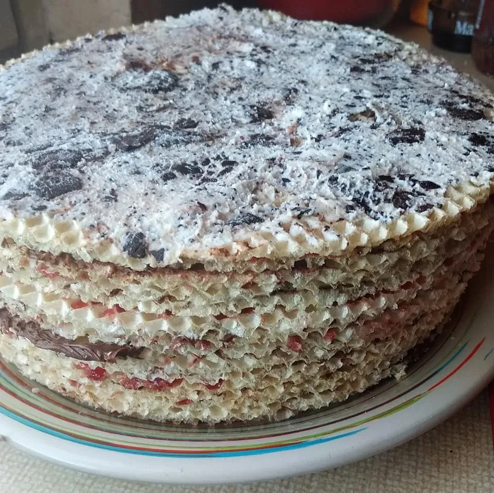 Vaflinis tortas su braškių uogiene ir šokoladiniu kremu