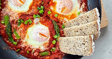 Šakšuka (shakshuka) - troškintose daržovėse kepti kiaušiniai