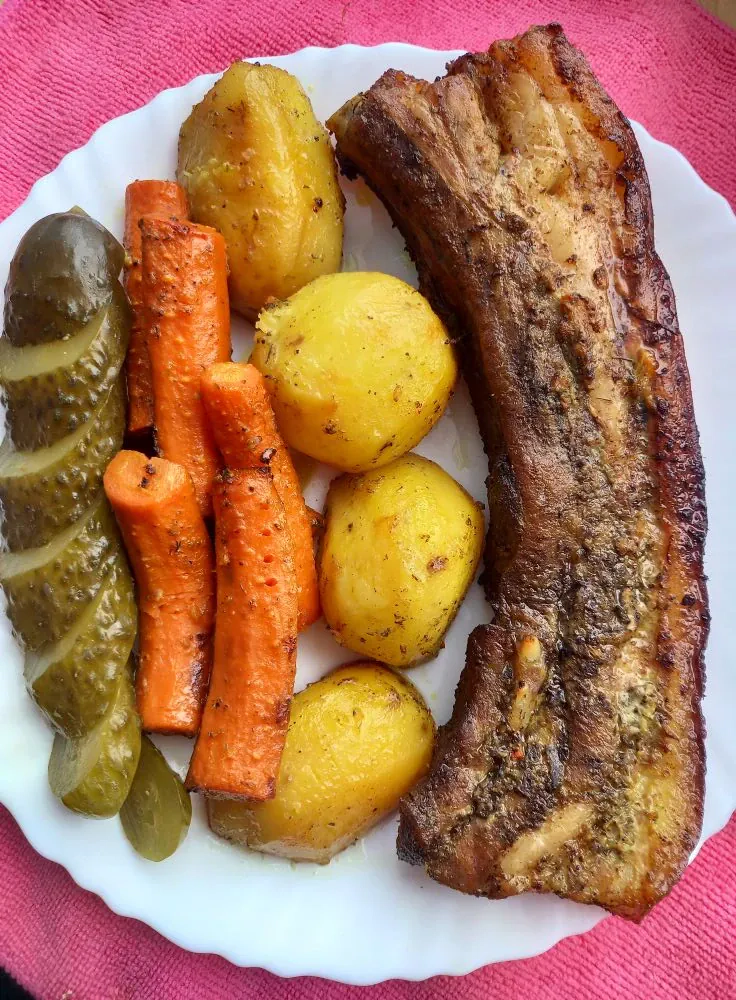 Kepta šoninė orkaitėje su bulvėmis ir morkomis