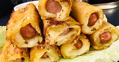 Dešrelės su bulvių koše ir sūriu, susuktos į vaflį