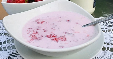 Trintos braškės su cukrumi ir šviežiu pienu vasaros desertui