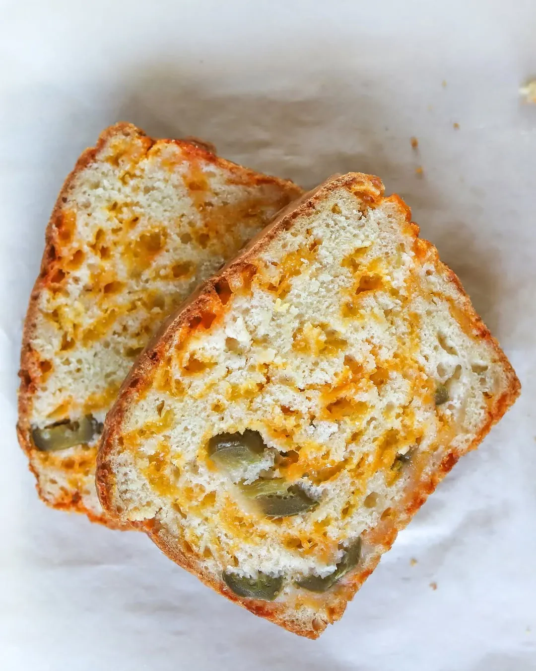 Greita alaus duona su čederiu ir jalapenais