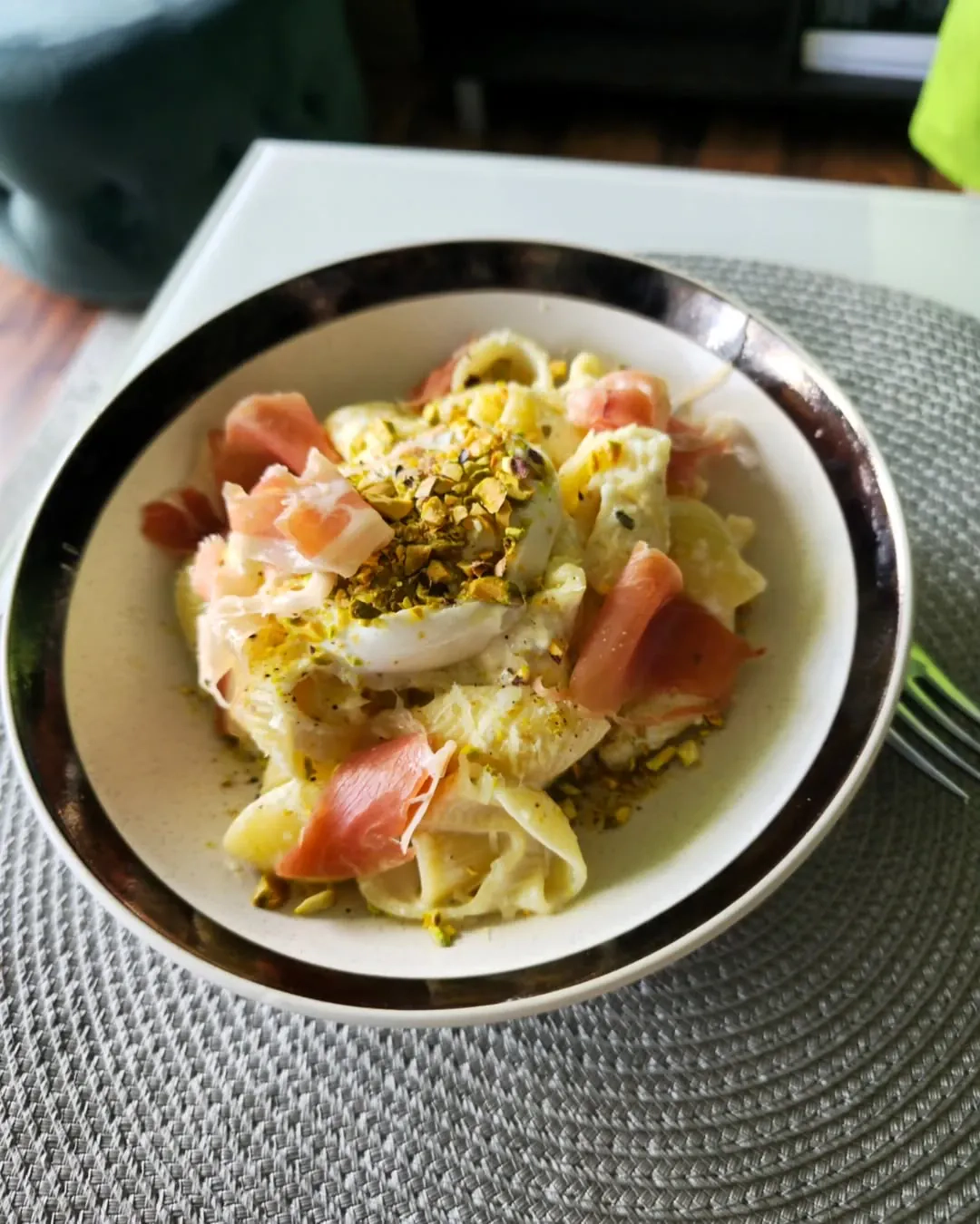 Kreminiai makaronai su burrata sūriu ir vytintu kumpiu